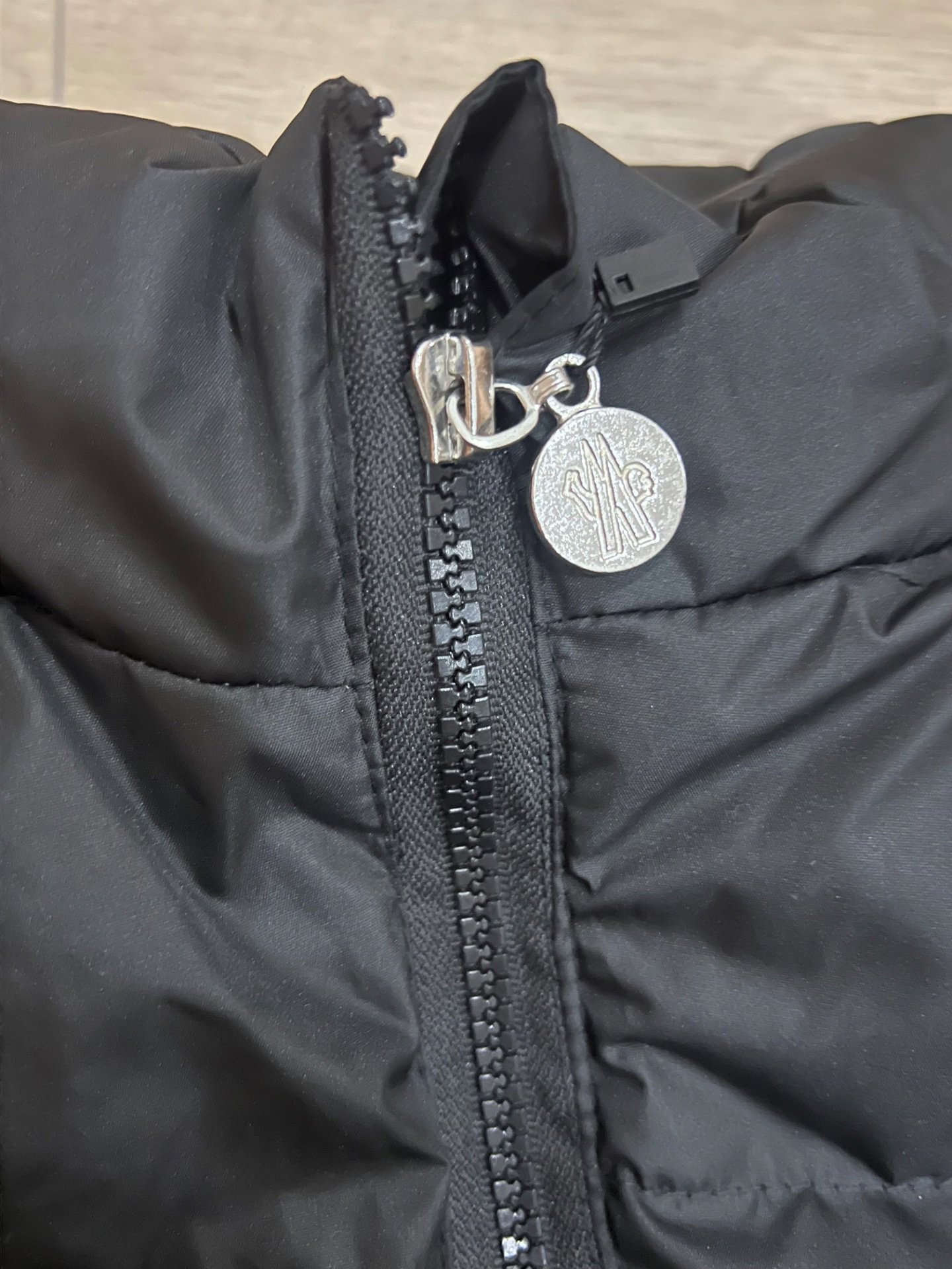 Moncs gillit size M , Moncler, M, Excellent condition — preloved on SilentSale®