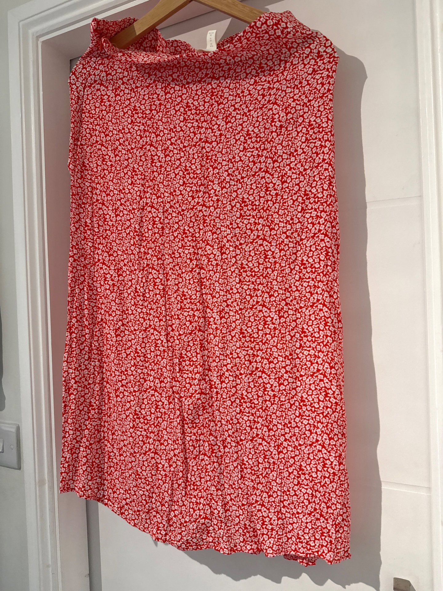 H&M Red Floral Pleated Midi Skirt – UK 10, H&M, 10, Excellent condition — preloved on SilentSale®