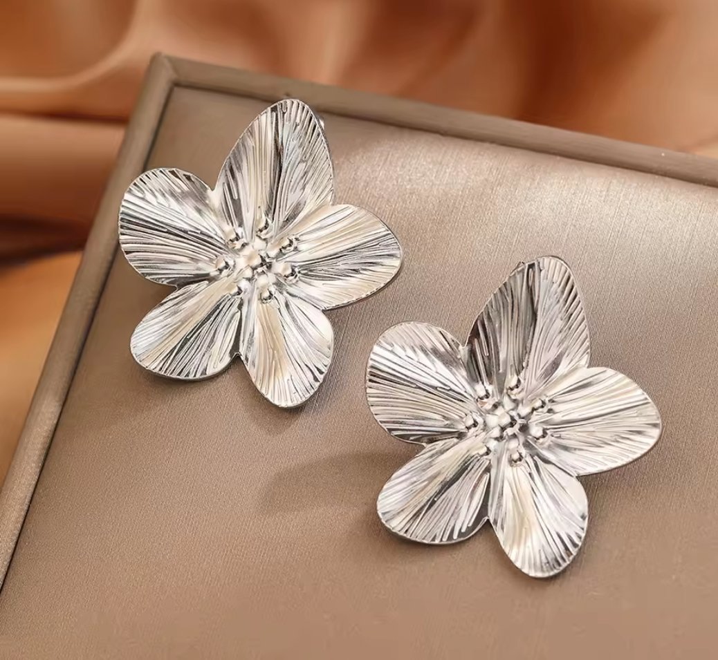 Silver Flower Shaped Clip-On Earrings, Unbranded, One Size, New condition — preloved on SilentSale®
