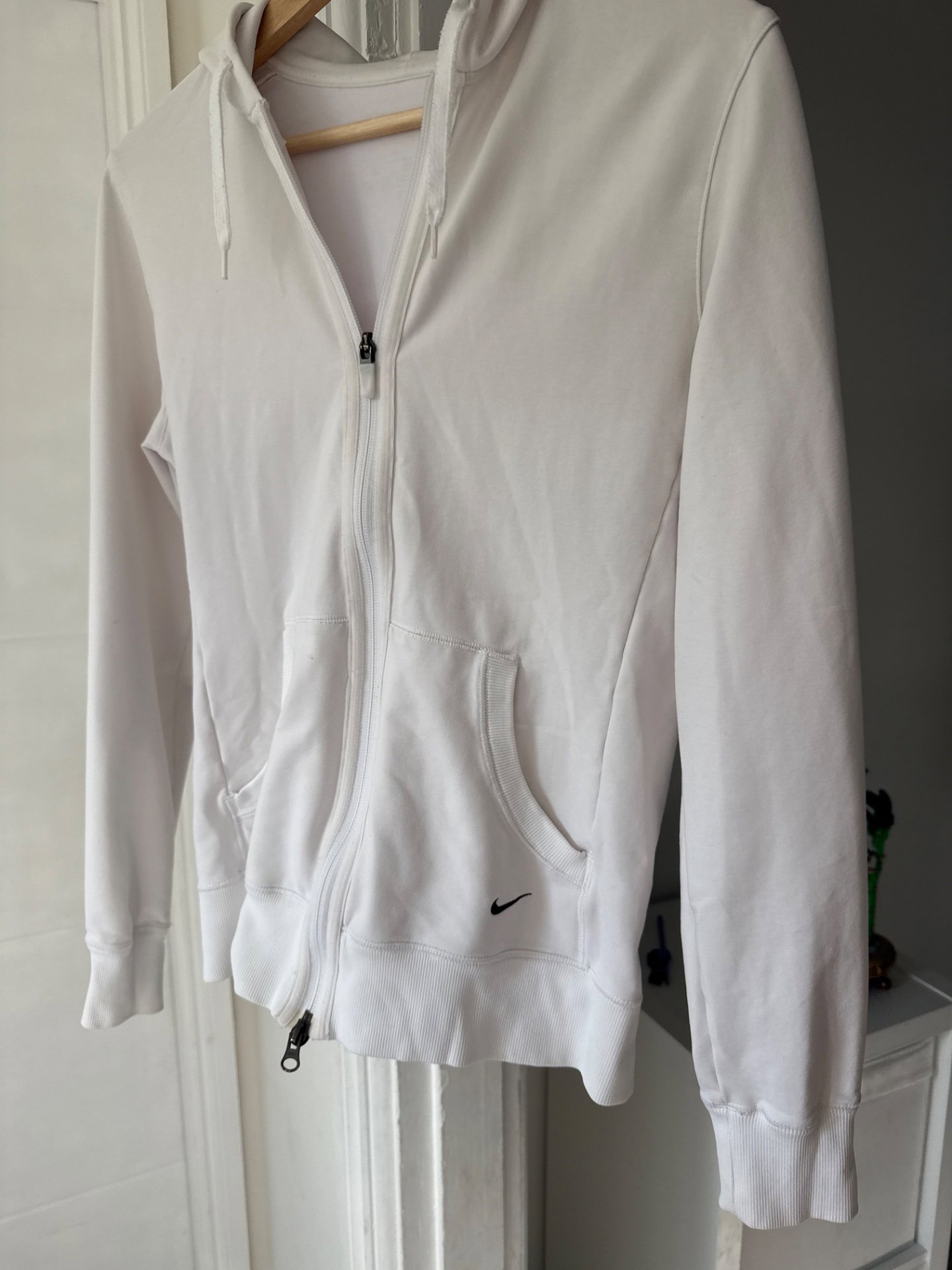 Nike White Zip-Up Hoodie – Size S, Nike, S, Excellent condition — preloved on SilentSale®