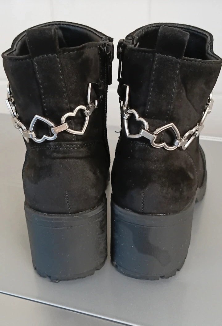 Black Ankle Boots with Silver Heart Chain Detail – Size 28.5, Lilly, 28.5, Excellent condition — preloved on SilentSale®