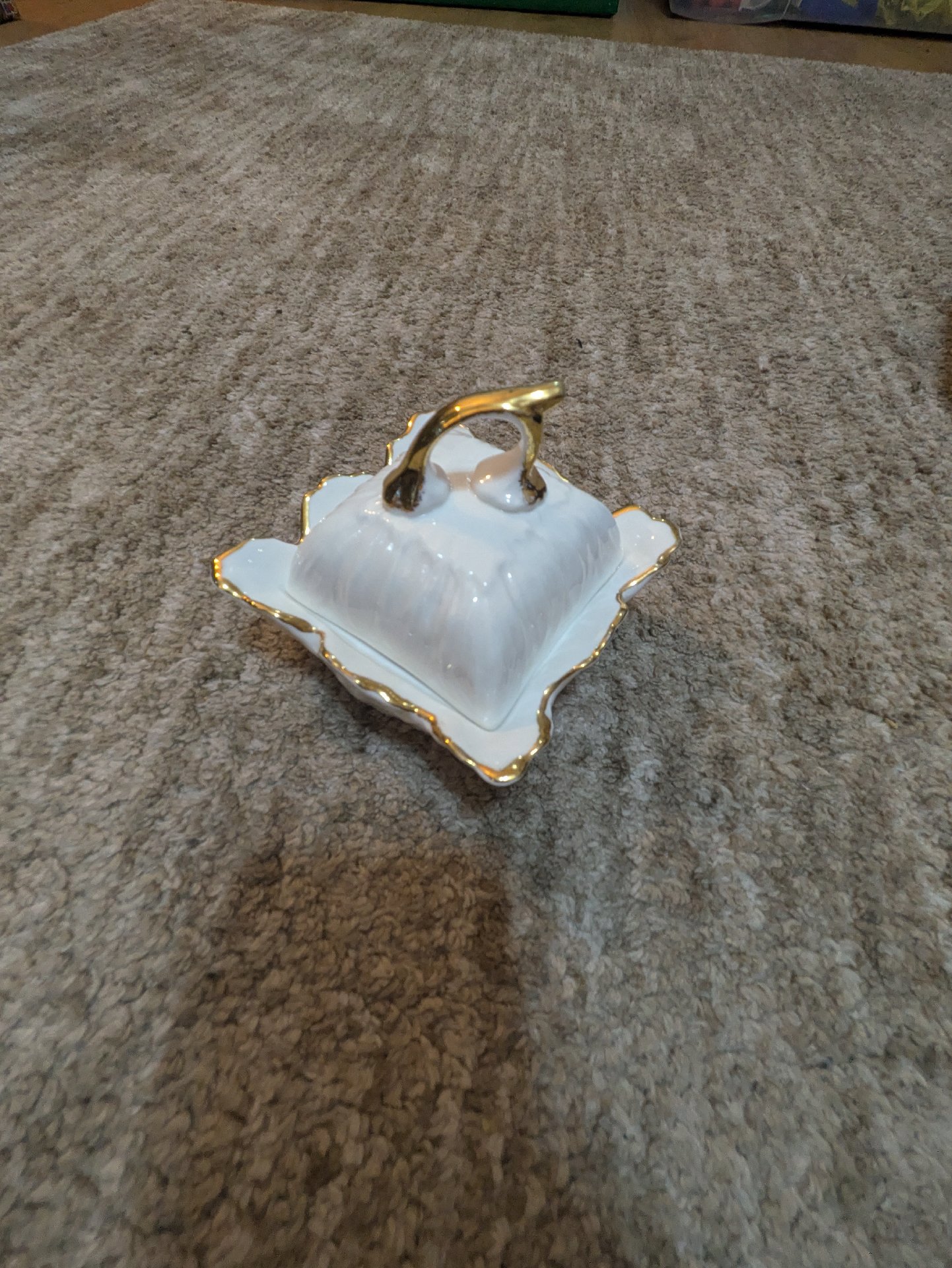 White Ceramic Butter Dish with Gold Trim, Elizabetthan Staffordshire, One Size, Excellent condition — preloved on SilentSale®