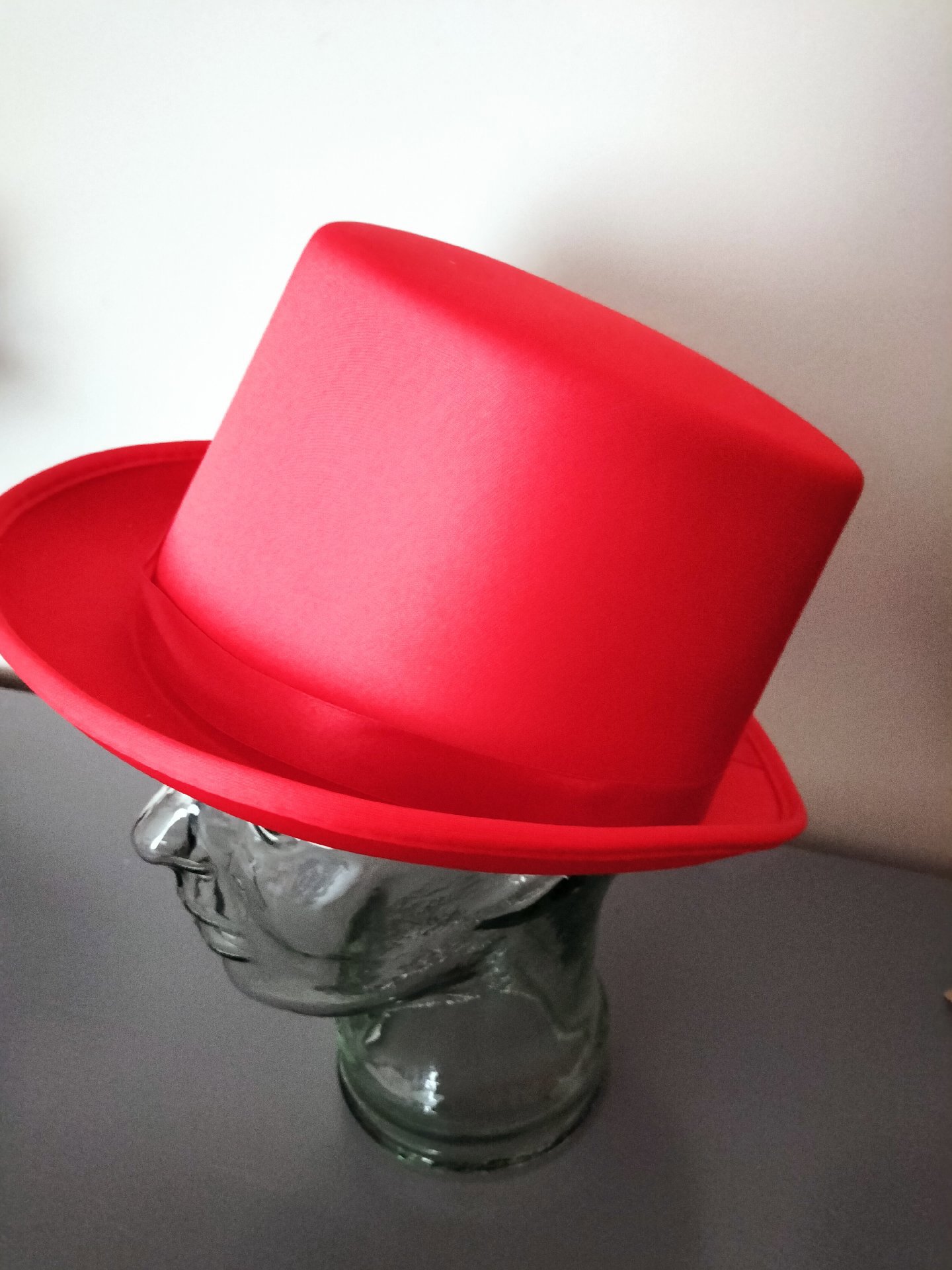 Red Top Hat, henbrant, L, New condition — preloved on SilentSale®