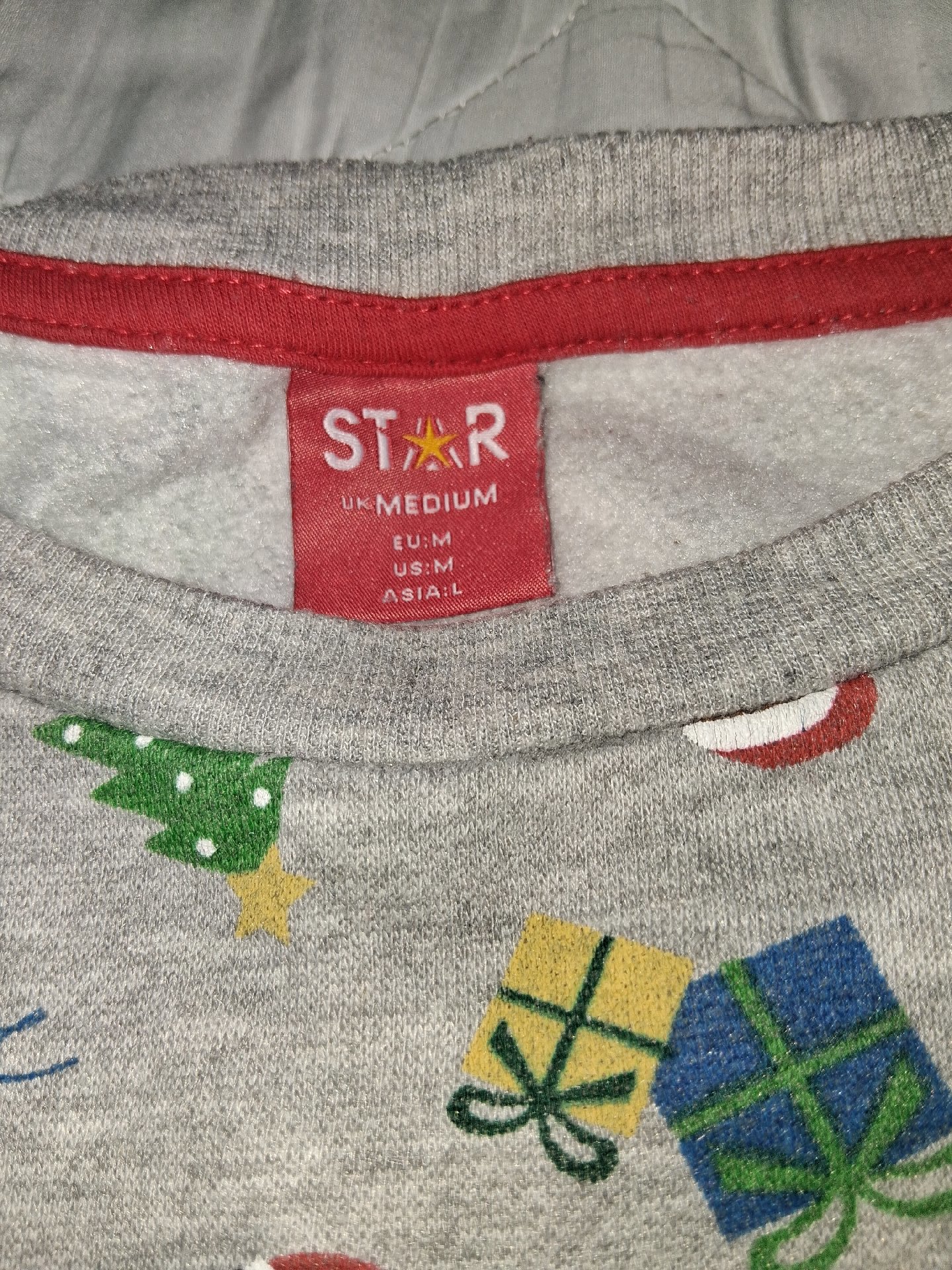 Star Grey Christmas Print Sweatshirt Medium, Star, M, Excellent condition — preloved on SilentSale®
